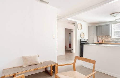 Clearwater House | Cozy 2 bed/2 bath home w/AC, WIFI, Free parking, 8 min from Beach