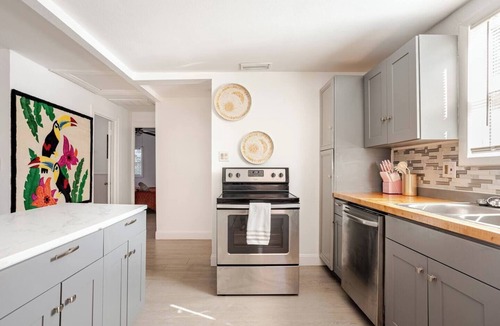 Clearwater House | Cozy 2 bed/2 bath home w/AC, WIFI, Free parking, 8 min from Beach