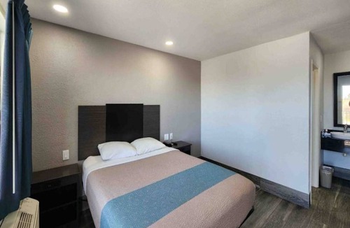 Galveston Hotel | Cozy 2-bed Room|Free Parking & Wifi