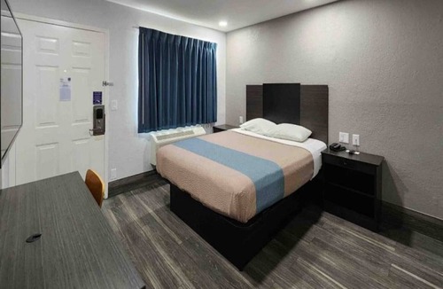 Galveston Hotel | Cozy 2-bed Room|Free Parking & Wifi