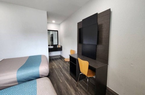 Galveston Hotel | Cozy 2-bed Room|Free Parking & Wifi