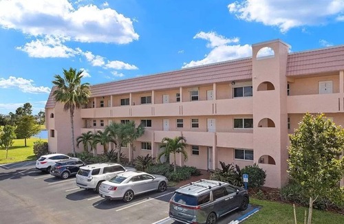 Central Naples Condo | Cozy 2-bedroom condo with AC, WiFi in fantastic Naples