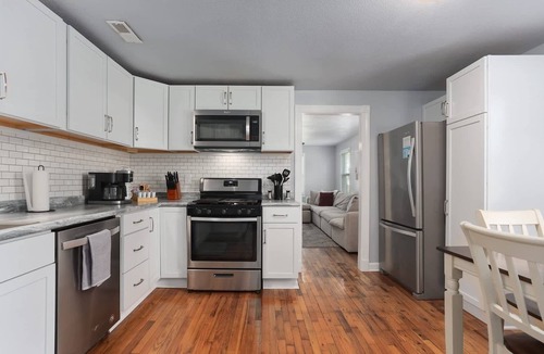 Warrensburg House | Cozy 2 Bedroom KingBeds Sleeps 5 Warrensburg