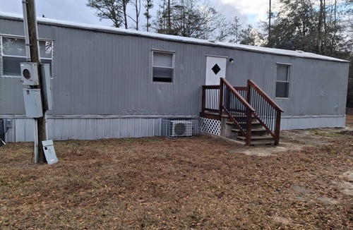 Rupert House | Cozy 2-bedroom mobile home in soothing Oglethorpe with AC coin laundry. No pets