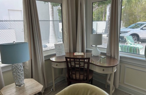 Sarasota Cottage | Cozy 2Bd+2 Ba beach cottage; screened Florida rm, sleep porch; VR22-00059