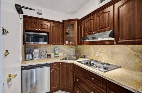 Mid Beach Apartment | Cozy 2BR Condo with Resort Perks, Pools, Gym, Sauna in an Oceanfront Building 409