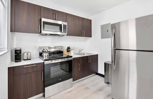 Poinciana Park Apartment | Cozy 2BR Near Beach, Airport & Las Olas