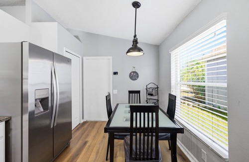 South Pointe of Tampa House | Cozy 2BR Riverview home with adjustable beds, a private fenced backyard, screened lanai, fully stocked kitchen, and garage parking. Conveniently located near Tampa, shopping, dining, and local attractions.