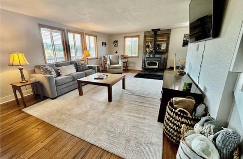 Howard Cabin | Cozy 3-bedroom mountain cabin with breathtaking 360 degree view