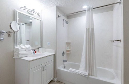 Seabreeze Historic District Resort | Cozy 3BD/2Bath Daytona Suite - Pools, Lazy River, Bar, Slides