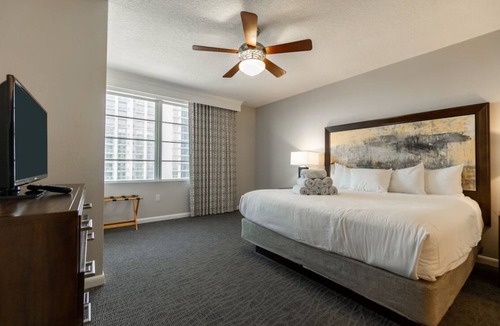 Seabreeze Historic District Resort | Cozy 3BD/2Bath Daytona Suite - Pools, Lazy River, Bar, Slides