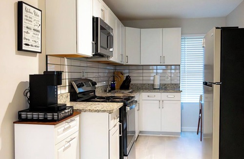 Calhoun Apartment | Cozy and Modern Studio near the I-75 highway.