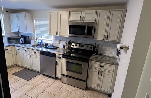 Southwest House | Cozy and Modern home 10 minutes from the beach !