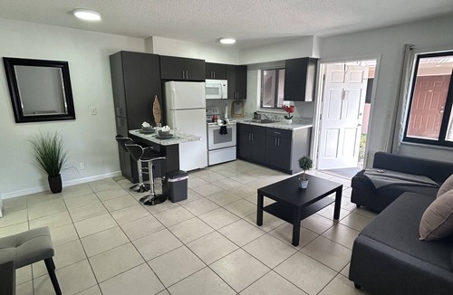 North Central Hollywood Apartment | Cozy apartment in Hollywood. Ideal Location Near Beach, Shops, and Highways
