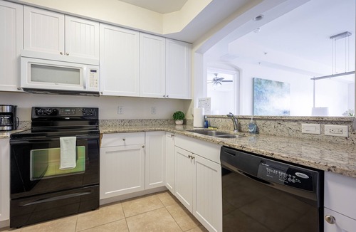Central Naples Condo | ★Cozy Beach Escape★ 0.9 miles from Clams Pass Beach !