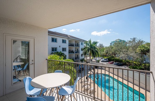 Central Naples Condo | ★Cozy Beach Escape★ 0.9 miles from Clams Pass Beach !