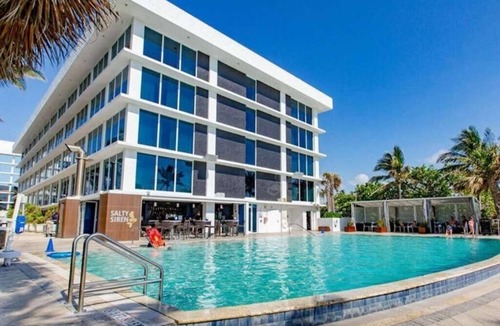 Bermuda Riviera Apartment | Cozy beachfront studio in enjoyable Fort Lauderdale with fitness room, WiFi