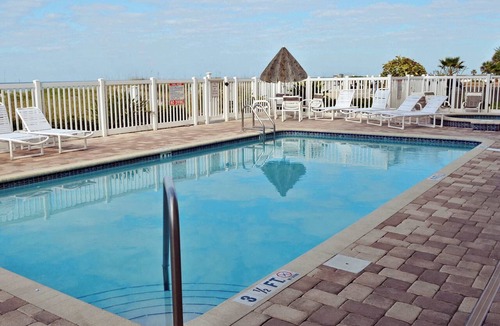 Independence Square Condo | Cozy beachside condo with pool and hot tub walk to restaurants