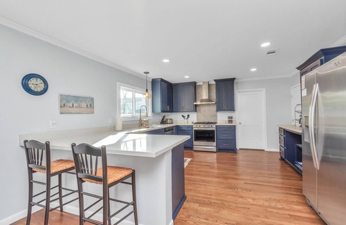 Galveston House | Cozy Bungalow minutes to Beach & Strand