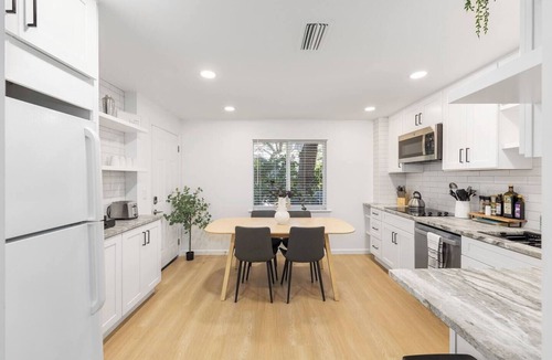 Ridge Wood Heights Apartment | Cozy Bungalow Near Siesta Key and Downtown
