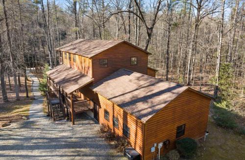 Epworth House | Cozy Cabin Game Room Fire Pit Grill Spa