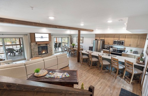 Hollister House | Cozy Cabin with Private Hot Tub, Fireplace & Community Amenities Near Thunder Ridge & Table Rock