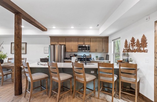 Hollister House | Cozy Cabin with Private Hot Tub, Fireplace & Community Amenities Near Thunder Ridge & Table Rock