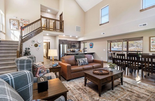 Hollister Cabin | Cozy Cabin with Water Views, Private Hot Tub, Free Daily Tickets Near Table Rock