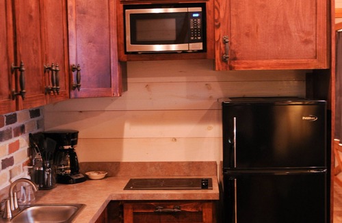 New Braunfels Cabin | Cozy Cabins near the Comal River- Cabin #4- German Theme. Walk to Wurstfest