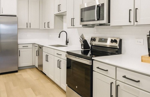 Sherman Apartment | Cozy & Chic - Worker Friendly