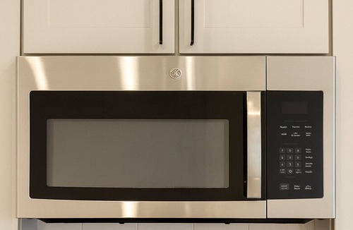 Sherman Apartment | Cozy & Chic - Worker Friendly