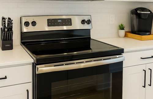 Sherman Apartment | Cozy & Chic - Worker Friendly