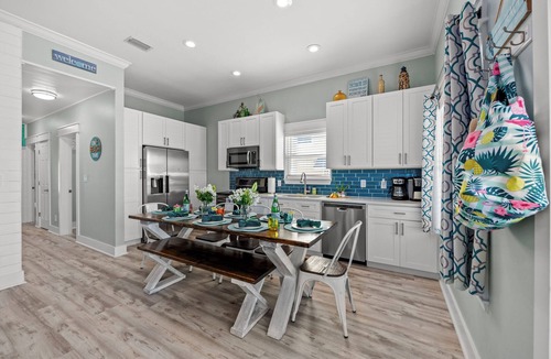 Crystal Beach House | COZY & CLOSE TO BEACH, VERY CLEAN, PRIVATE POOL PET FRIENDLY, GOLF CART DISCOUNT