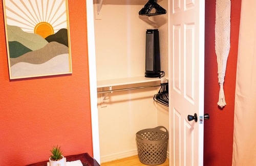 Frederick House | Cozy CO Casa: Eco & Pet Friendly—Sleeps up to 8, Remote Work Hub, Rec Center