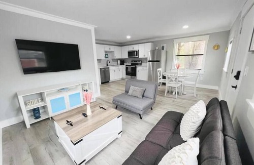 Freeport Cottage | Cozy Cottage - King Bed - Close to Beaches - Dog Friendly - Firepit - Backporch