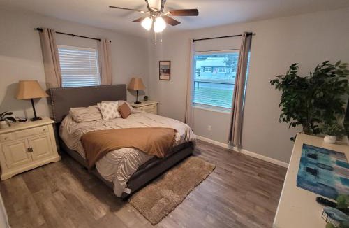 Ocala House | Cozy Cottage - Sleeps 8 - Close to Silver Springs & WEC