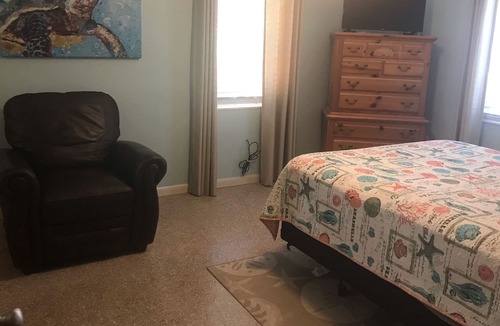 Crystal River House | Cozy Cottage water and dock access swim, kayak, or paddle board