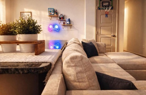Las Colinas Apartment | Cozy Designer Suite - Gym & Pool - DART Access
