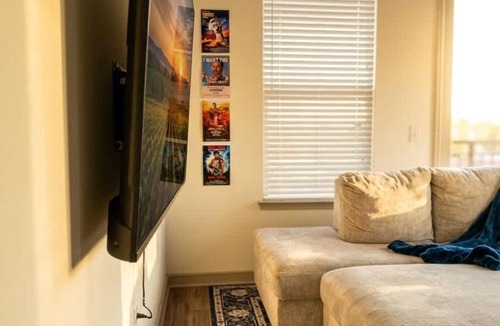 Las Colinas Apartment | Cozy Designer Suite - Gym & Pool - DART Access