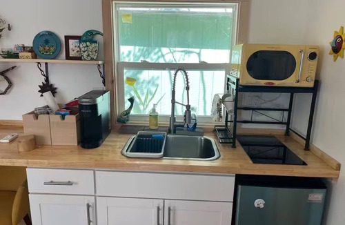Duckpond Cottage | Cozy detached tiny cottage retreat — Walk to Tom Petty Park