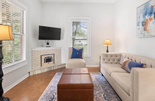 Pleasant Street House | Cozy Downtown GNV Bungalow - Minutes to UF Campus!