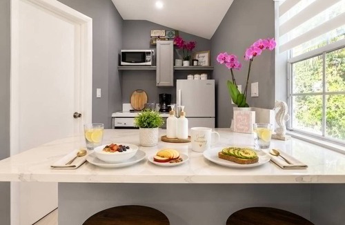 Miramar House | Cozy escape | Free parking | Private Patio
