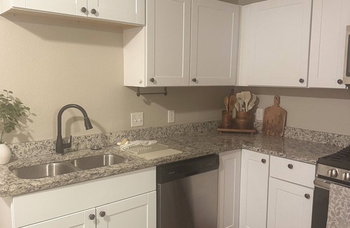 McKinney Cottage | Cozy & Fancy 3BR Cottage Near Historic Downtown McKinney - Family Mid-Term Ready