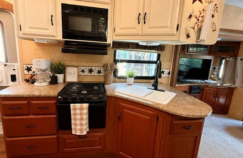 Cason House | Cozy Farmhouse Camper in Diana