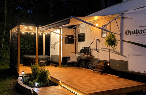 Cason House | Cozy Farmhouse Camper in Diana