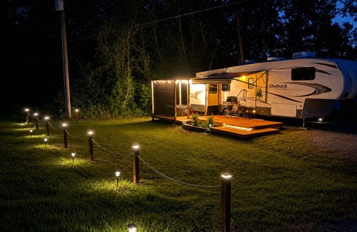 Cason House | Cozy Farmhouse Camper in Diana