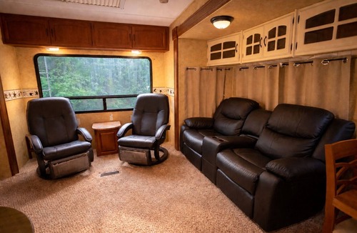 Cason House | Cozy Farmhouse Camper in Diana