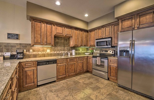 Branson Condo | Cozy Holiday Getaway: Branson Condo 3 Mi to Dtwn!