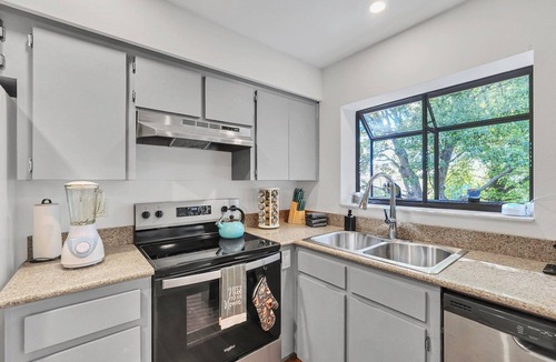 Cypress Gardens House | Cozy home 3 Bd 2 Bath sleeps 10 people 3 Minutes to Legoland .WiFi, central air.