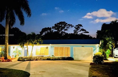North River Shores House | Cozy Home! New Pool Great Location Minutes to Shopping Downtown, Dining & Beach.